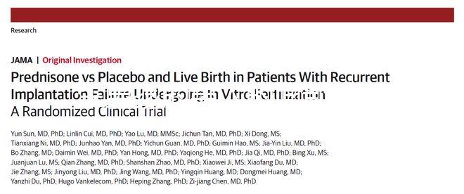 生男孩的男人的面部特征，這些特征表明是兒子